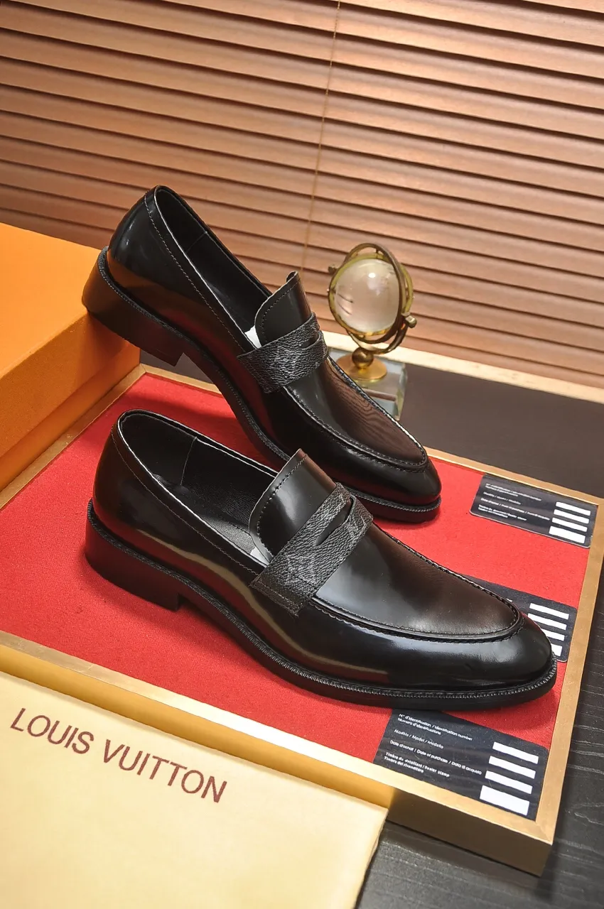 Men's men's shoes 💰460💶 [LV] (all high-end sheep lining) 🍀LV's latest genuine leather business suit shoes are launched simultaneously on the official website. The first-layer cowhide imported from Italy is made of heavy gold, 💥official website 1:1 rubber outsole. Versatile to wear, high-end without losing class, and the color combination is extraordinary. This four-season style is alluring when worn on your feet, showing off your big-name flair. Standard code 38-45 (45 customized)